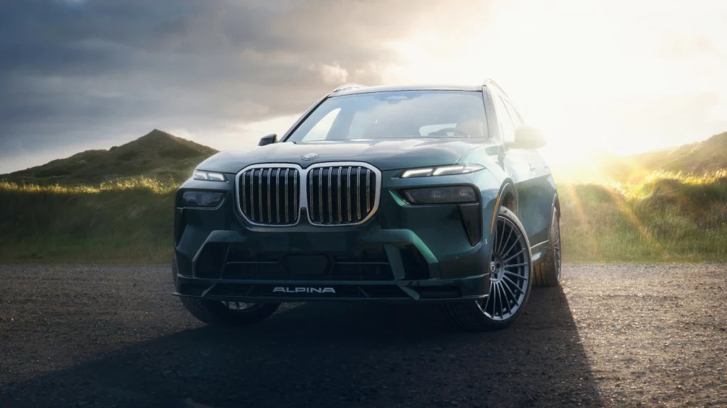 2023 BMW X7 front